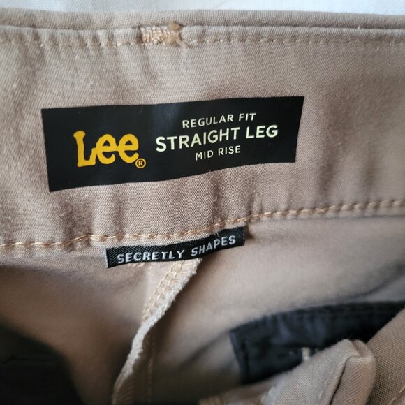Lee Pants Women's Secretly Shapes Reg Fit Straight Mid Rise sz 8 Short Khaki - Picture 7 of 8